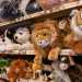 ...e centinaia di peluche raffiguranti orsi, scimmie e unicorni